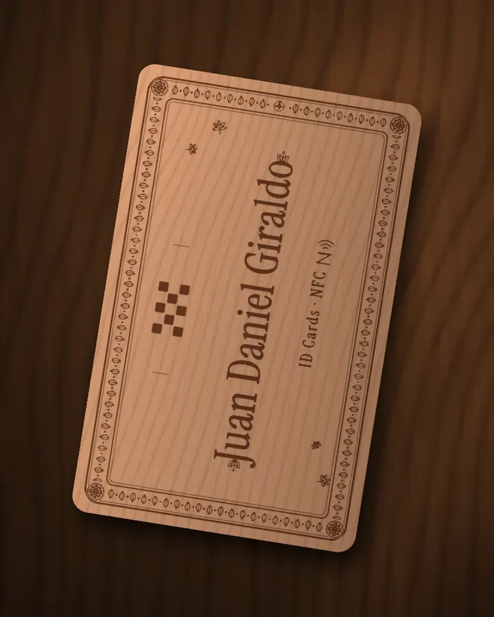 Dos tarjetas de madera grabadas sobre una mesa oscura