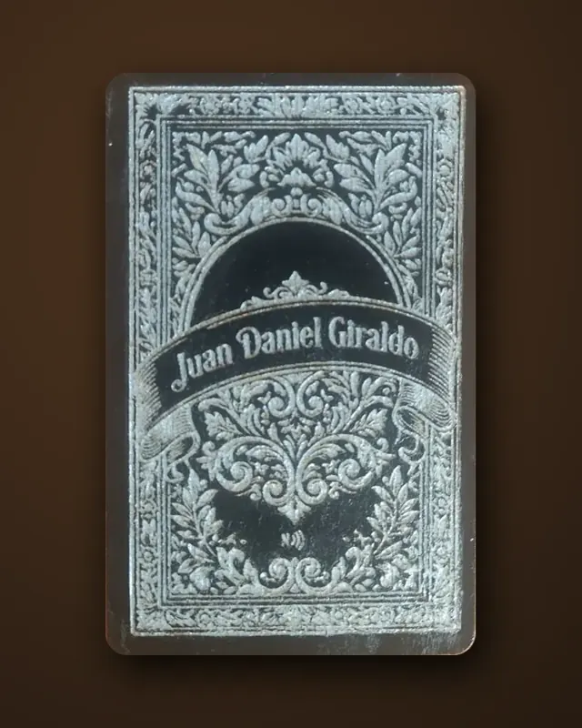 Tarjeta de PVC negro con grabado plateado